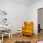 3 Bedroom Pet Friendly In Apartment *